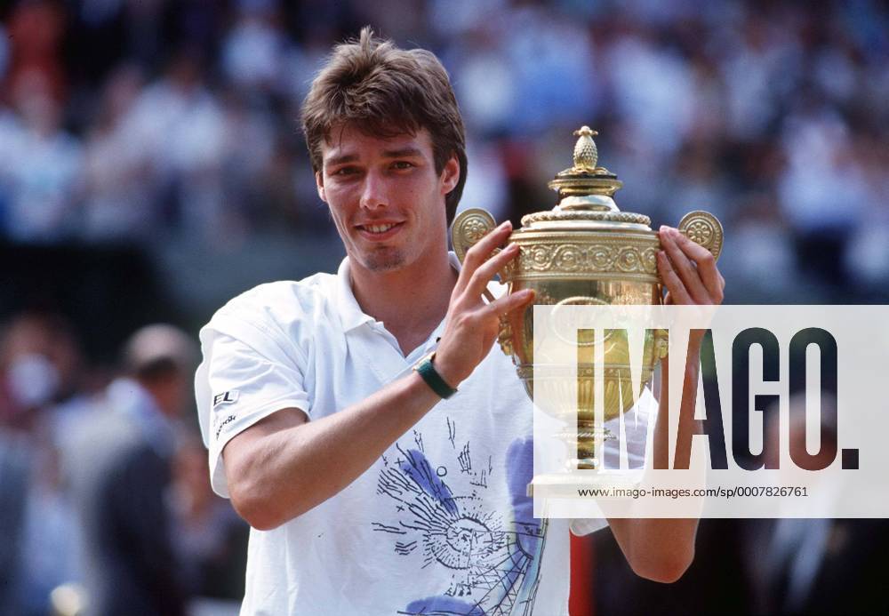 Michael Stich (Germany) with the trophy. Mens singles Final 1991. Wimbledon All England Tennis Championships 1991. o0 Sieger Sieg Finale Objekte Pokal Trophäe Siegerehrung