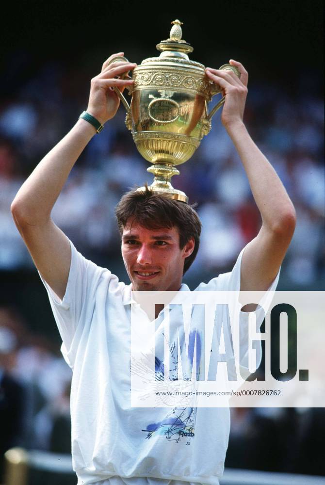 Michael Stich (Germany) with the trophy. Mens singles Final 1991. Wimbledon All England Tennis Championships 1991. o0 Sieger Sieg Finale Objekte Pokal Trophäe Siegerehrung