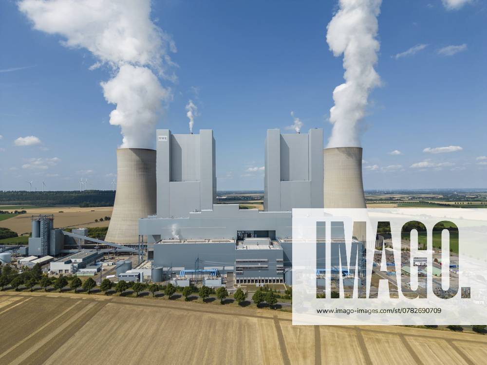 Luftaufnahme des Braunkohlekraftwerks Neurath in Nordrhein-Westfalen, Deutschland. Die beiden Blöcke werden vom Energiekonzern RWE betrieben und haben eine installierte Leistung von je 1.100 Megawatt Aerial view of the lignite-fired power station ?Neurath? in North Rhine-Westphalia, Germany. Operated by energy company RWE, the two units have an installed capacity of 1, 100 Megawatts each
