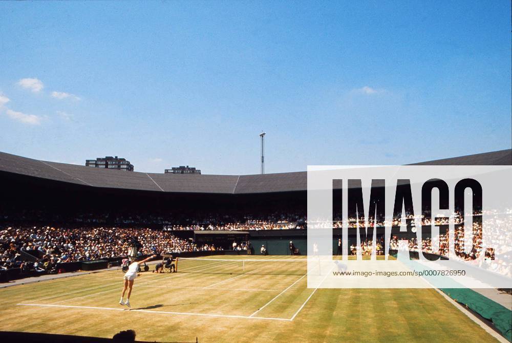 Tennis Womens Singles Final Billie Jean King (Far side) v Evonne Cawley Wimbledon Centre Court 1975 o0 All England Tennis Championships Zuschauer Damen