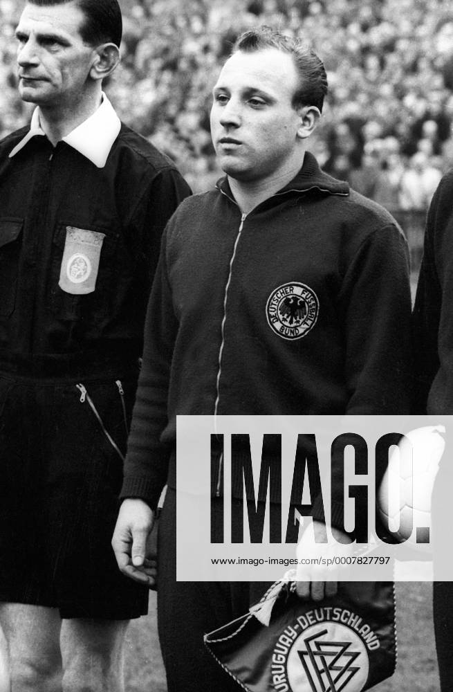 Freundschaftsspiel 1962 in Hamburg - BR Deutschland - Uruguay 3:0 - Uwe Seeler (BRD) Porträt Hymne Nationalhymne