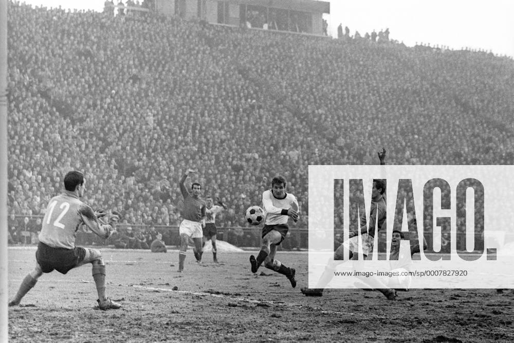 Freundschaftsspiel 1965 in Hamburg - BR Deutschland - Italien 1:1 - Rudolf Brunnenmeier (BRD, Mitte) gegen Torwart Enrico Albertosi (li.), Roberto Rosato (2.v.re.) und Giacomo Bulgarelli (re., alle Italien) Aktion