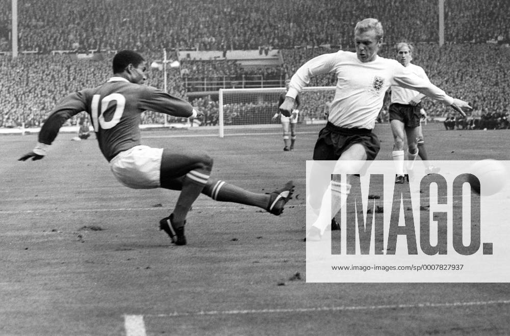England gegen eine Weltauswahl 1963 im Wembley Stadion in London - Eusebio (Weltauswahl Portugal, li.) gegen Bobby Moore (England) Aktion