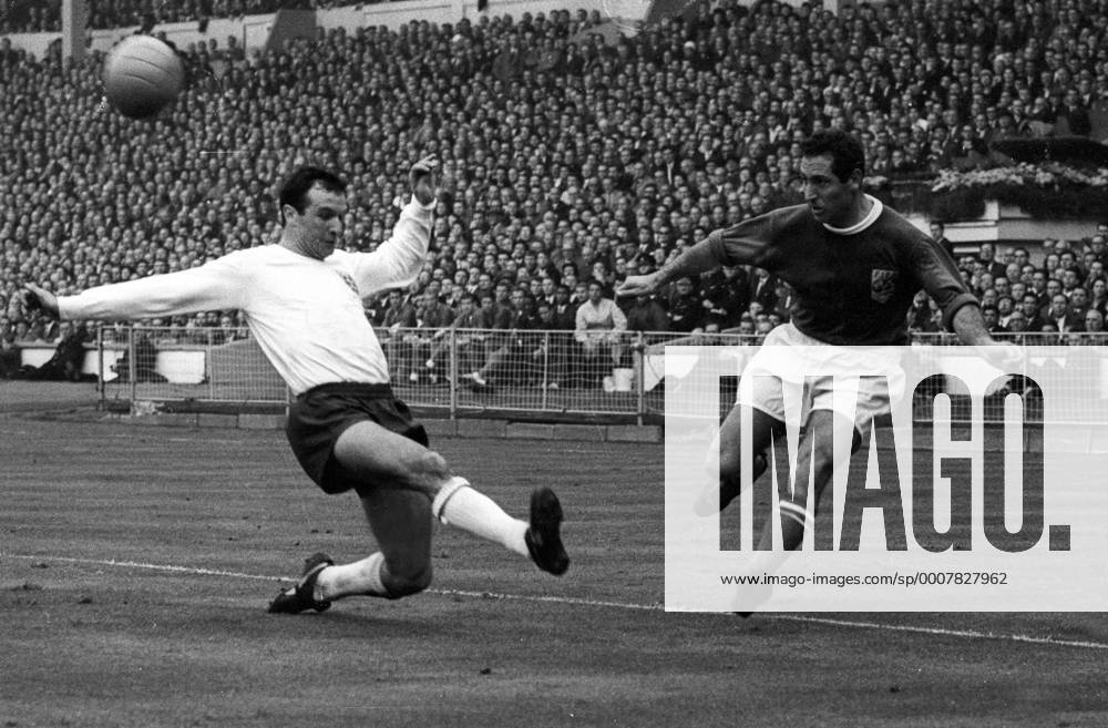 England gegen eine Weltauswahl 1963 im Wembley Stadion in London - Francisco Gento Lopez (Weltauswahl Spanien, re.) gegen Jimmy Armfield (England) Aktion