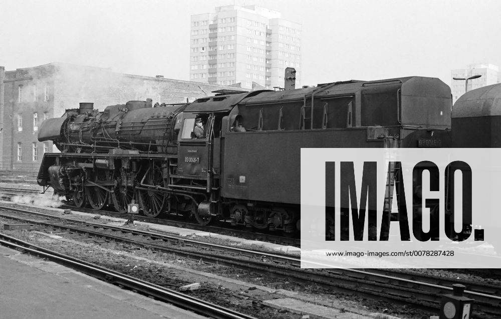 Berlin, Deutsche Demokratische Republik (DDR) - Die 03 0046 im Berliner Hauptbahnhof, heute Ostbahnhof. Am 01.10.1958 explodierte der Kessel der 03 1046 auf der Fahrt von Dresden nach Berlin. 1959 bekam die 03 1046 einen neuen Kessel und Oelfeuerung. Mit dem Umbau wurde sie auf 03 0046 umgenummert und 1981 ausgemustert. (QF, europäisch)