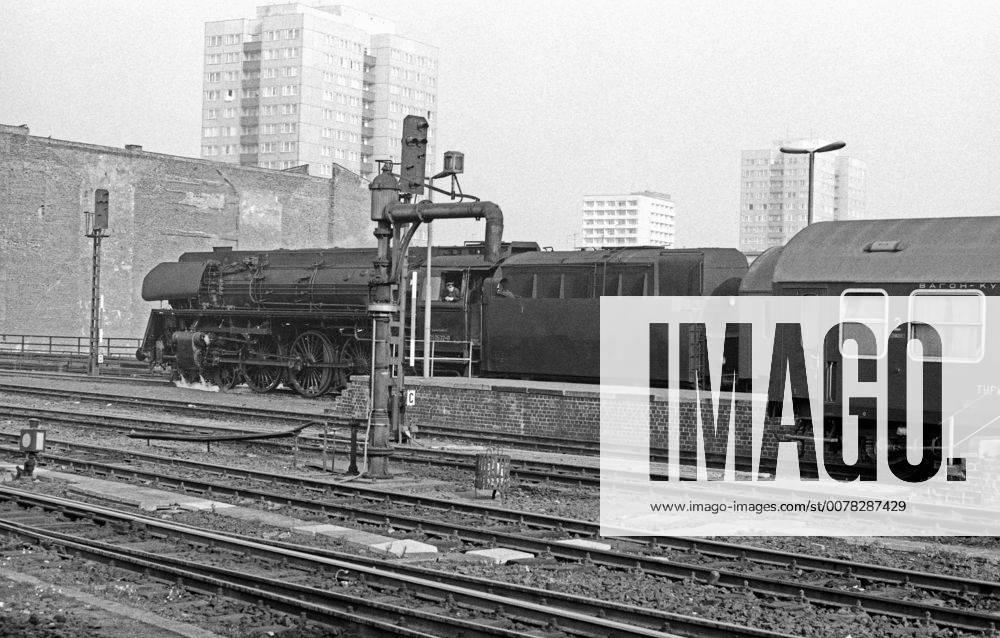 Berlin, Deutsche Demokratische Republik (DDR) - Die 03 0046 im Berliner Hauptbahnhof, heute Ostbahnhof. Am 01.10.1958 explodierte der Kessel der 03 1046 auf der Fahrt von Dresden nach Berlin. 1959 bekam die 03 1046 einen neuen Kessel und Oelfeuerung. Mit dem Umbau wurde sie auf 03 0046 umgenummert und 1981 ausgemustert. (QF, europäisch)