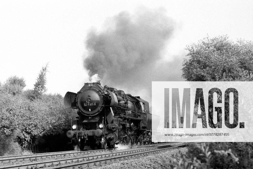 Berlin, Deutsche Demokratische Republik (DDR) - Die 52 8101 auf freier Strecke in Berlin Altglienicke. Die Lokomotiven der Baureihe 52.80 wurde von der Deutschen Reichsbahn komplett Rekonstruiertiert und den Umstaenden der DDDR angepasst. (QF, europäisch, Güterzuglokomotive, Güterzuglok)