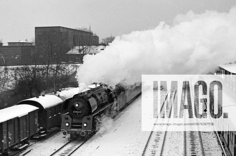 Berlin, Deutsche Demokratische Republik (DDR) - Die 01 0534 mit Personenzug am S-Bahnhof Ostkreuz. Die Baureihe 01.05. wurde ab dem Jahr 1962 im Reichsbahnausbesserungswerk Meiningen fuer die DR aufgeruestet. Sie wurden komplett umgebaut und auf Oelhauptfeuerung umgestellt. (QF, europäisch, Ölfeuerung, Ölhauptfeuerung)