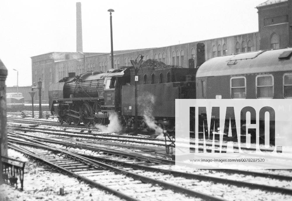Berlin, Deutsche Demokratische Republik (DDR) - Die 01 2204 am Hauptbahnhof, heute Ostbahnhof. Ab 1925 wurden 231 Exemplare von diversen Herstellern wie AEG, BMAG, Borsig, Henschel, Hohenzollern und Krupp hergestellt. 1982 wurde die letzte Lokomotive ausser Dienst gestellt. (QF, europäisch)