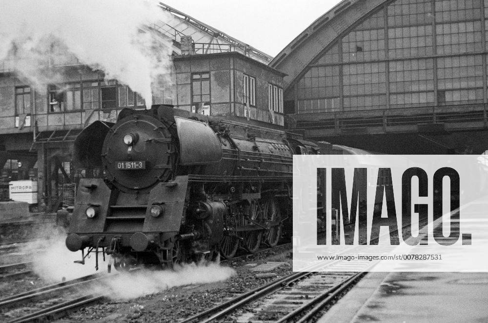 Berlin, Deutsche Demokratische Republik (DDR) - Die 011511 im Hauptbahnhof, heute Ostbahnhof. Die Baureihe 01.5. wurde ab dem Jahr 1962 im Reichsbahnausbesserungswerk Meiningen fuer die DR aufgeruestet. Sechs der 35 Maschinen fuhren mit Kohlenfeuerung. (QF, europäisch)