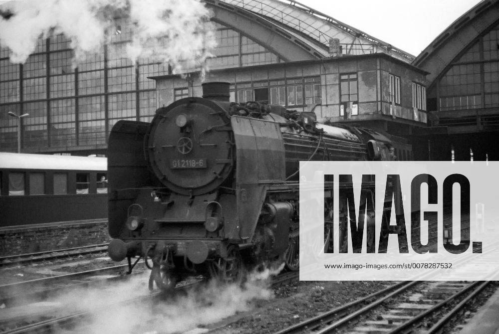 Berlin, Deutsche Demokratische Republik (DDR) - Die 012118 im Hauptbahnhof, heute Ostbahnhof. Ab 1925 wurden 231 Exemplare von diversen Herstellern wie AEG, BMAG, Borsig, Henschel, Hohenzollern und Krupp hergestellt. 1982 wurde die letzte Lokomotive ausser Dienst gestellt. (QF, europäisch)