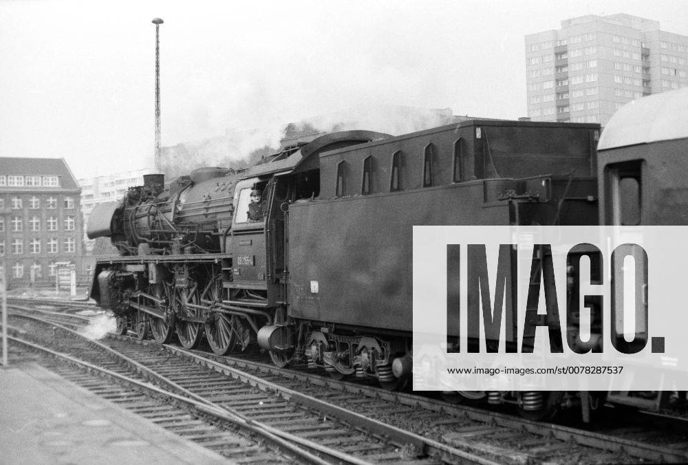 Berlin, Deutsche Demokratische Republik (DDR) - Die 03 2155 im Hauptbahnhof, heute Ostbahnhof. Diese Schnellzuglok wurde von 1930 bis 1938 in einer Stueckzahl von 298 Exemplaren gebaut. Durch die leichte Bauweise konnte die 03 auch Streckenabschnitte befahren die nur bis 18t Radsatzlast zugelassen waren. (QF, europäisch)