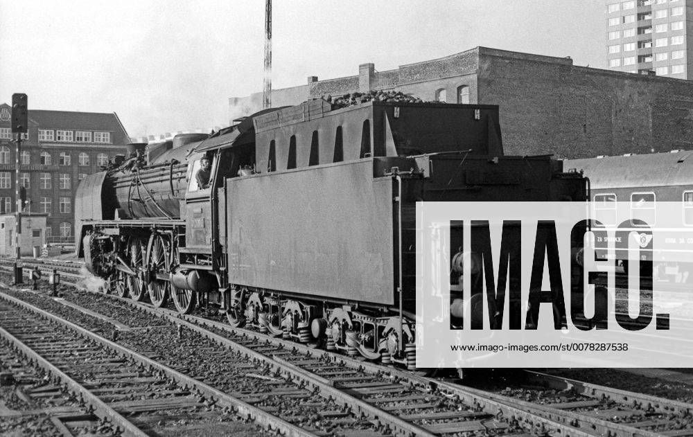 Berlin, Deutsche Demokratische Republik (DDR) - Die 012118 im Hauptbahnhof, heute Ostbahnhof. Ab 1925 wurden 231 Exemplare von diversen Herstellern wie AEG, BMAG, Borsig, Henschel, Hohenzollern und Krupp hergestellt. 1982 wurde die letzte Lokomotive ausser Dienst gestellt. (QF, europäisch)