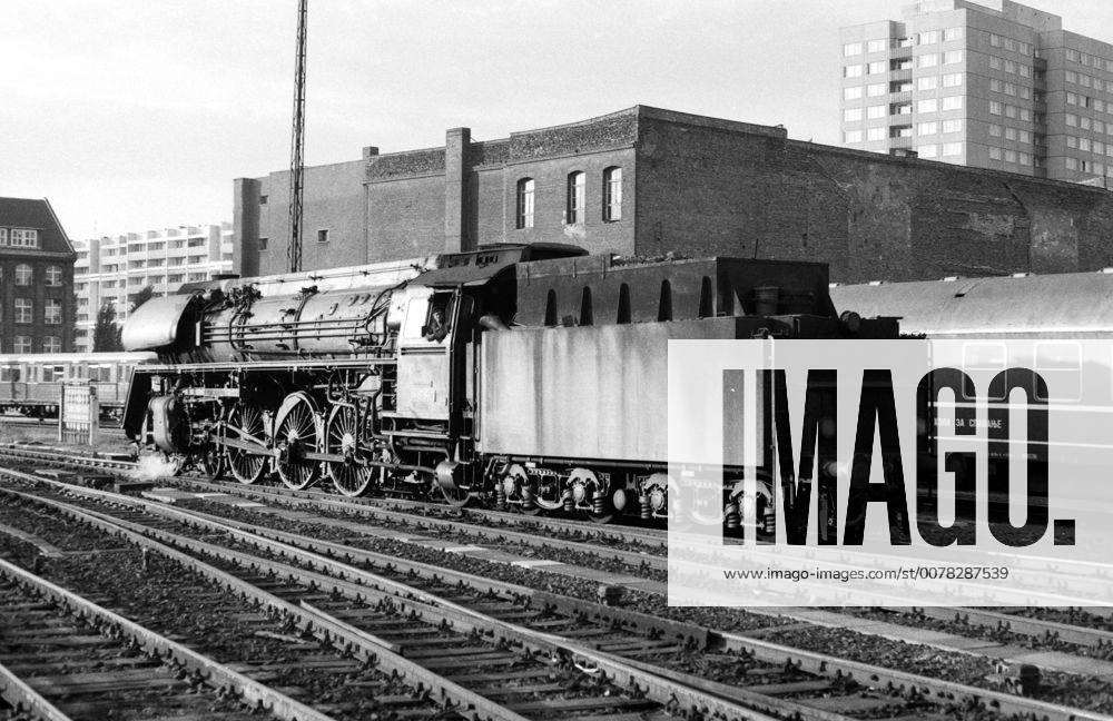 Berlin, Deutsche Demokratische Republik (DDR) - Die 012118 im Hauptbahnhof, heute Ostbahnhof. Ab 1925 wurden 231 Exemplare von diversen Herstellern wie AEG, BMAG, Borsig, Henschel, Hohenzollern und Krupp hergestellt. 1982 wurde die letzte Lokomotive ausser Dienst gestellt. (QF, europäisch)