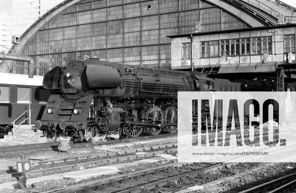 Berlin, Deutsche Demokratische Republik (DDR) - Die 01 1516 im Hauptbahnhof, heute Ostbahnhof. Die 011516 wurde bei einem Kesselzerknall am 27.11.1977 im Bahnhof Bitterfeld komlett zerstoert. Dieses Unglueck forderte 9 Todesopfer und mehr als 50 Verletzte. (QF, europäisch)