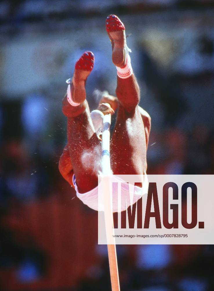 Athletics - Seoul Olympics 1988 - Decathlon Daley Thompson (GBR) snaps his pole in the middle of his Paul Vault jump. o0 kurios o00 Symbol Stabhochspringen Stabhochspringer Sturz Bruch brechen Stab Stabbruch o0 Leichtathletik Zehnkampf