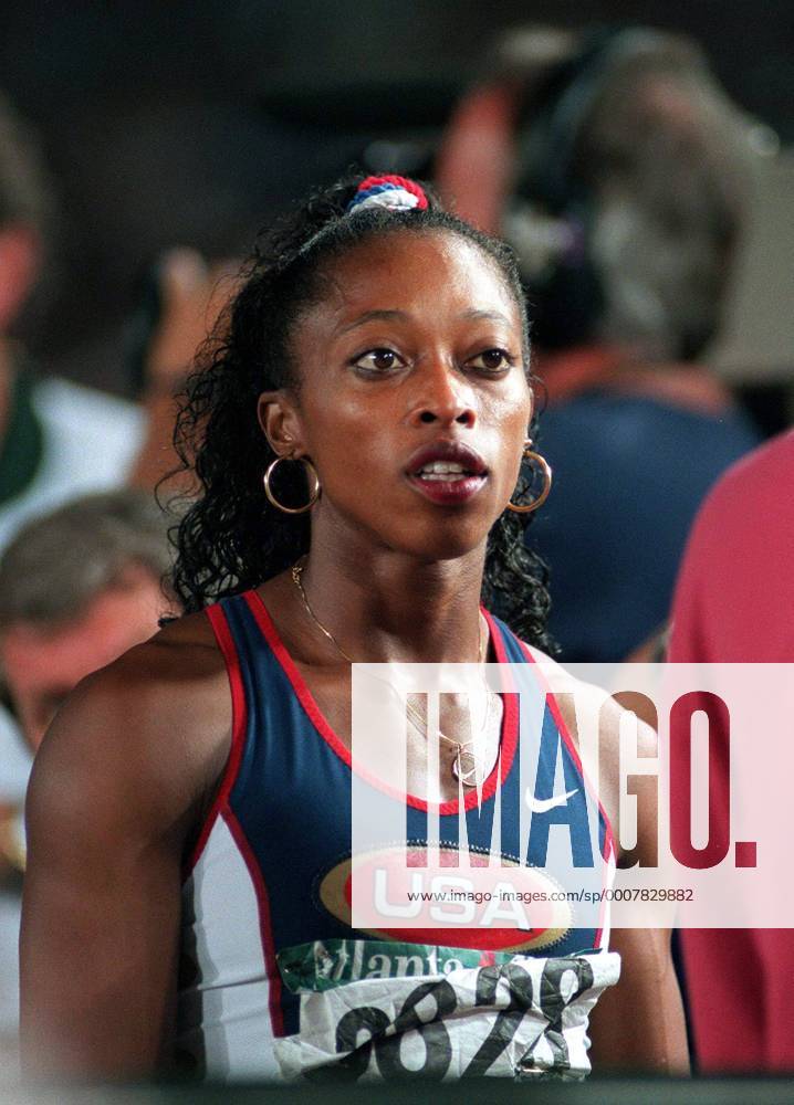 GAIL DEVERS (USA) WATCHES REPLAY SHOWING HER MISSING 3RD PLACE IN 100m HURDLES FINAL. OLYMPIC STADIUM, 31 7 1996. ATLANTA OLYMPICS 1996. o0 Leichtathletik