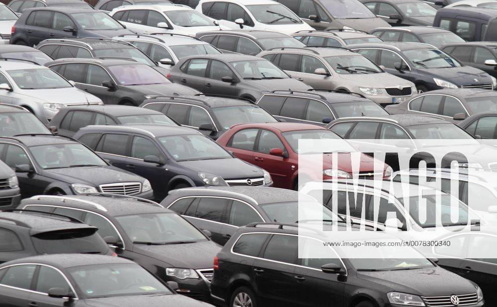 Hannover, Deutschland - Autos auf einem Parkplatz. .