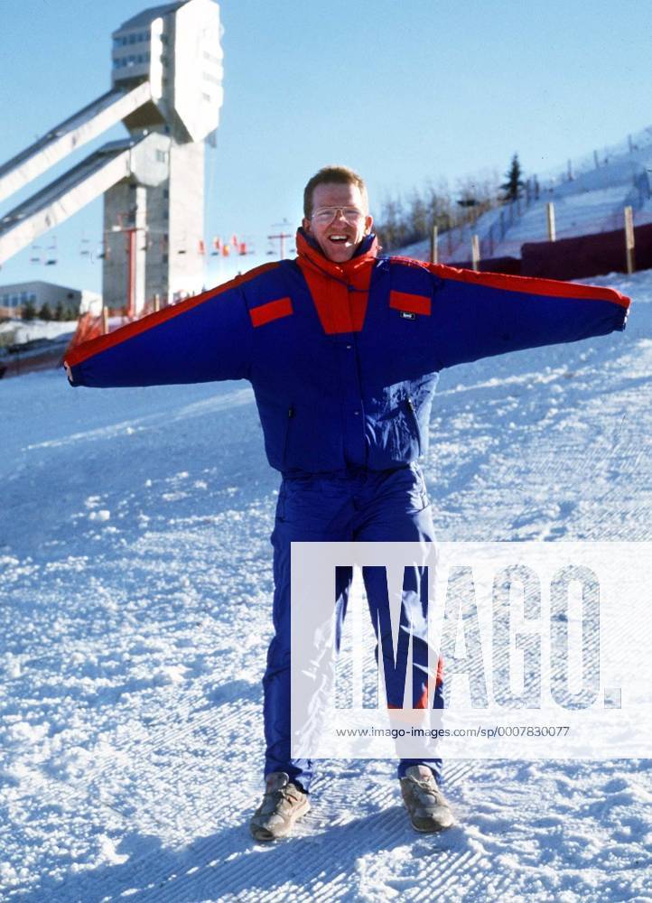 Michael Edwards (Eddie The Eagle) in Calgary. Der erste Brite, bei einem olympischen Skispringen war mehr Publikumsliebling als Sieganwärter bei den Olympischen Spielen von Calgary 1988 und wurde sogar in einer Rede auf der Abschlussfeier erwähnt. o0 Ski Skisport Nordisch Skispringen