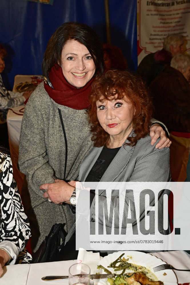 Eva Maria Pieckert and Regina Thoss at the birthday show Stars in the ring for Bert Beels 80th birthday at Circus Mondeo in Gutschmidtstraße Berlin, 01 12 2024 Foto:xM.xWehnertx xFuturexImagex beel_4322