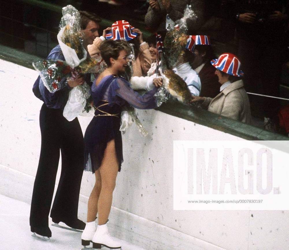 FIGURE SKATING ICE DANCE - JAYNE TORVILL & CHRISTOPHER DEAN WITH BRITISH FANS AFTER WINNING THE GOLD MEDAL IN THE SARAJEVO WINTER OLYMPICS, 14 2 1984. o0 Olympiasieg Sieg Goldmedaille Siegerehrung o0 Eiskunstlauf