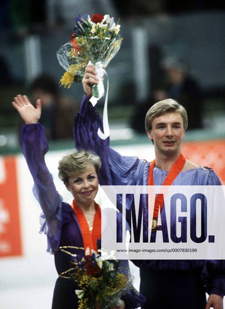 FIGURE SKATING ICE DANCE - JAYNE TORVILL & CHRISTOPHER DEAN (GREAT BRITAIN) WITH GOLD MEDALS AFTER WINNING THE SARAJEVO WINTER OLYMPICS ICE DANCE EVENT, 14 2 1984. o0 Olympiasieg Sieg Goldmedaille Siegerehrung o0 Eiskunstlauf