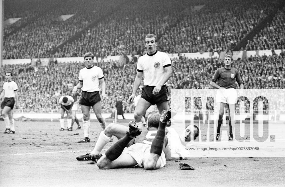 Jack Charlton (England, vorn) und Willi Schulz am Boden, dahinter v.li.: Wolfgang Weber, Horst Dieter Höttges (alle BR Deutschland) und Roger Hunt (England) Aktion Nationaltrikot Duell, fallen, liegen, Boden Kampf
