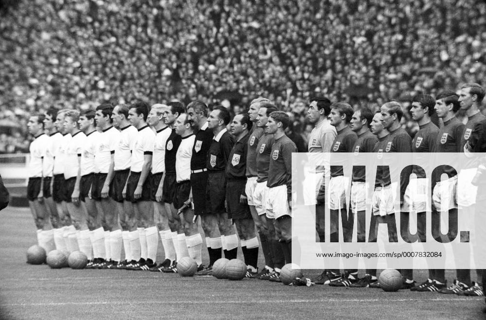 Fußball, WM 1966, Finale in Wembley, England - Deutschland 4-2 n.V. Mannschaftsvorstellung vor dem WM Finale 1966, v. li.: BR Deutschland mit Horst Dieter Höttges, Wolfgang Overath, Sigfried Held, Helmut Haller, Wolfgang Weber, Lothar Emmerich, Willi Schulz, Franz Beckenbauer, Karl Heinz Schnellinger, Torwart Hans Tilkowski und Uwe Seeler, Linienrichter Tofik Bakhramov (UdSSR), FIFA Schiedsrichter Gottfried Dienst (Schweiz), Linienrichter Karol Galba (CSSR), x, England mit Bobby Moore, George Cohen, Alan Ball, Torwart Gordon Banks, Roger Hunt, Ray Wilson, Nobby Stiles, Bobby Charlton, Geoff Hurst, Martin Peters und Jack Charlton Totale Nationaltrikot Hymne, Nationalhymne,