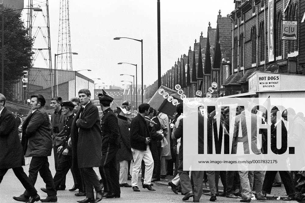 Fußballfans während der WM 1966 an einem Hot Dog Stand in Birmingham Fan, Fußballfan, Publikum Imbiss, Imbissbude, Gastronomie, England Totale