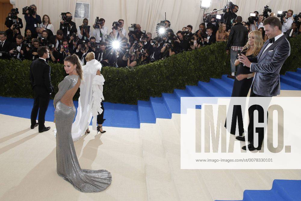 Gisele Bundchen (L) arrives on the red carpet at the Costume Institute Benefit at The Metropolitan Museum of Art celebrating the opening of Rei Kawakubo Comme des Garcons: Art of the In-Between in New York City on May 1, 2017. NYP20170501114 JOHNxANGELILLO