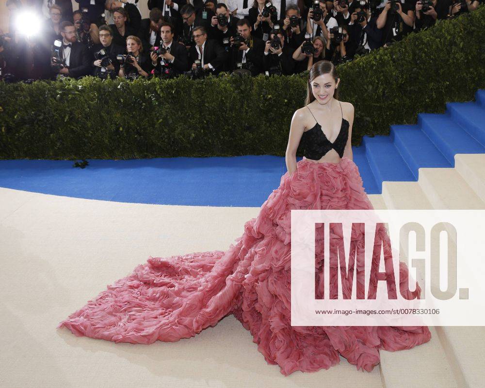 Laura Osnes arrives on the red carpet at the Costume Institute Benefit at The Metropolitan Museum of Art celebrating the opening of Rei Kawakubo Comme des Garcons: Art of the In-Between in New York City on May 1, 2017. NYP20170501119 JOHNxANGELILLO