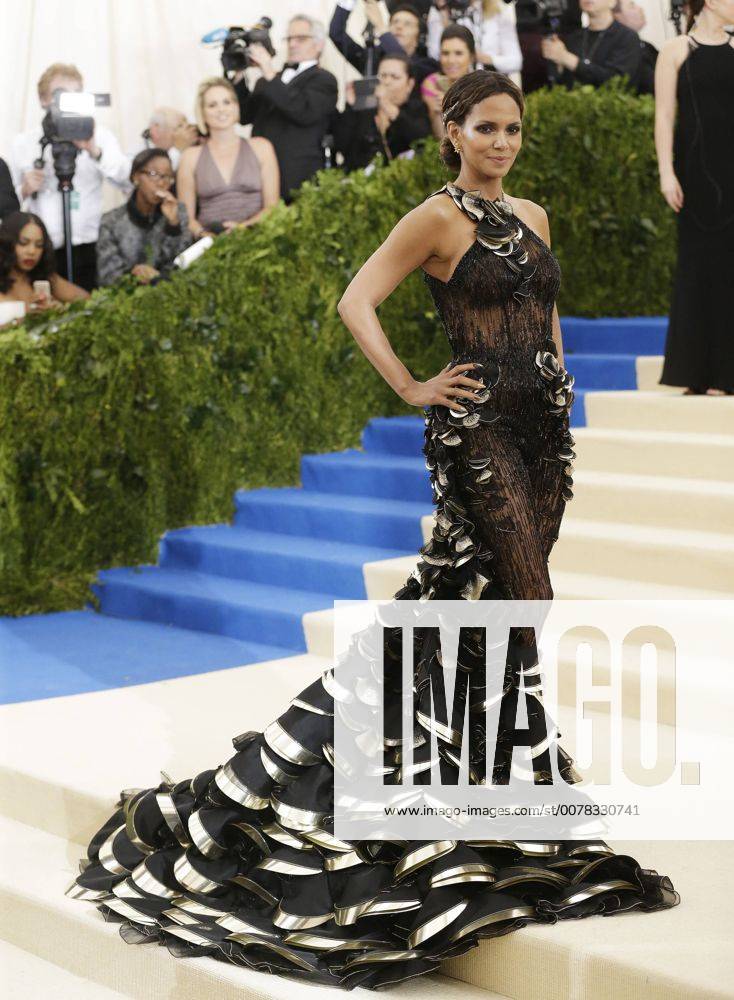 Entertainment Bilder der Woche Themen der Woche Halle Berry arrives on the red carpet at the Costume Institute Benefit at The Metropolitan Museum of Art celebrating the opening of Rei Kawakubo Comme des Garcons: Art of the In-Between in New York City on May 1, 2017. NYP20170501614 JOHNxANGELILLO