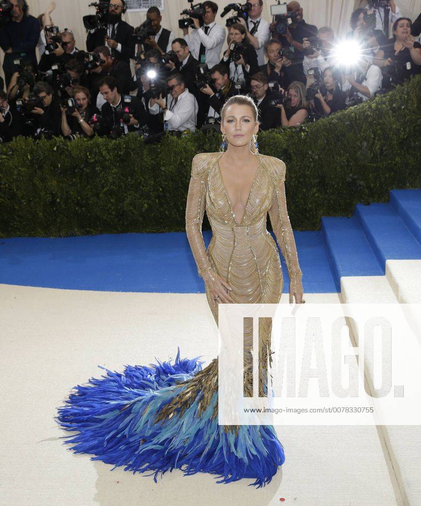 Entertainment Bilder der Woche Themen der Woche Blake Lively arrives on the red carpet at the Costume Institute Benefit at The Metropolitan Museum of Art celebrating the opening of Rei Kawakubo Comme des Garcons: Art of the In-Between in New York City on May 1, 2017. NYP20170501607 JOHNxANGELILLO