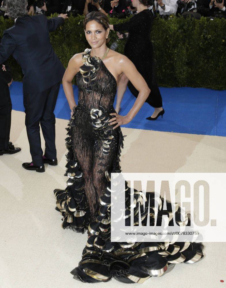 Halle Berry arrives on the red carpet at the Costume Institute Benefit at The Metropolitan Museum of Art celebrating the opening of Rei Kawakubo Comme des Garcons: Art of the In-Between in New York City on May 1, 2017. NYP20170501611 JOHNxANGELILLO