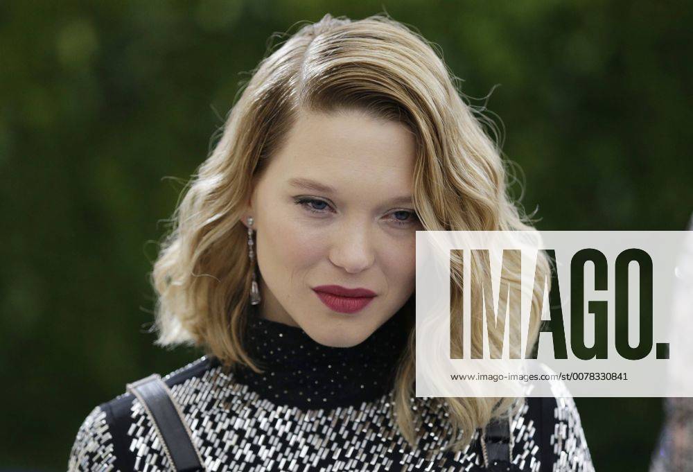 Lea Seydoux arrives on the red carpet at the Costume Institute Benefit at The Metropolitan Museum of Art celebrating the opening of Rei Kawakubo Comme des Garcons: Art of the In-Between in New York City on May 1, 2017. NYP20170501629 JOHNxANGELILLO