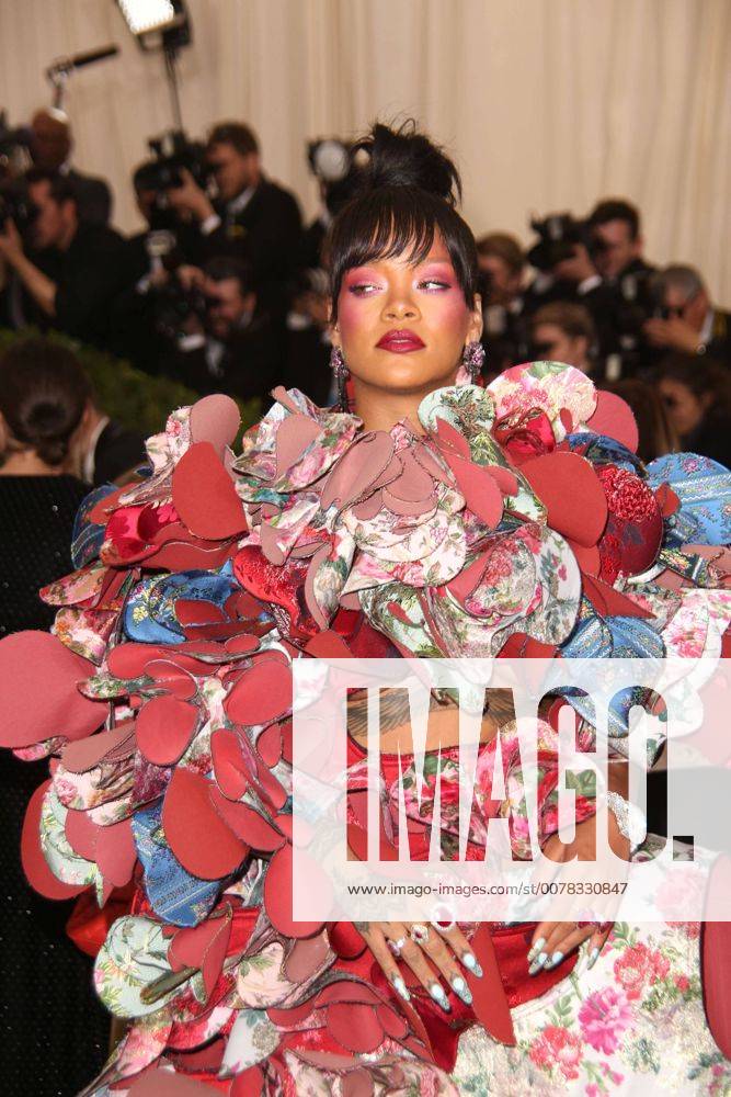 New York, New York, U.S. - RIHANNA attends the Metropolitan Museum Costume Institute Benefit celebrating the exhibition of Rei Kawakubo Comme des Garcons-Art of the In Between.Met Museum,NYC.May 1, 2017.Photos by , Photos Inc. New York U.S. - ZUMAms4_ 20170501_zaf_ms4_086