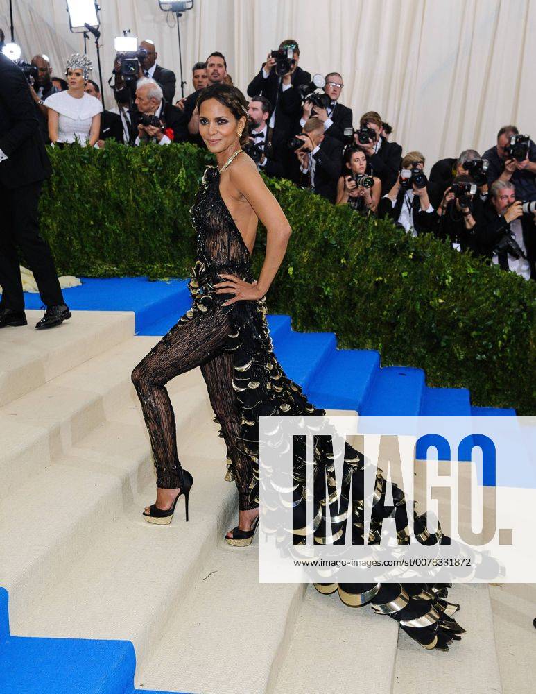 New York, NY, United States - 01 May 2017 - New York, New York - Halle Berry. 2017 Metropolitan Museum of Art Costume Institute Benefit Gala at The Metropolitan Museum of Art. Photo Credit: Christopher Smith AdMedia New York United States - ZUMAa123 20170501_zaa_a123_122