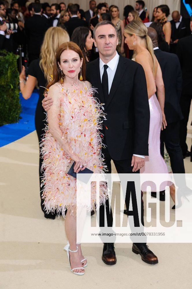 New York, NY, United States - 01 May 2017 - New York, New York - Julianne Moore. 2017 Metropolitan Museum of Art Costume Institute Benefit Gala at The Metropolitan Museum of Art. Photo Credit: Christopher Smith AdMedia New York United States - ZUMAa123 20170501_zaa_a123_143