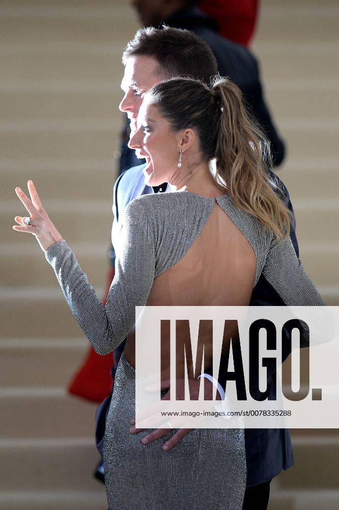 Arriving at the Rei Kawakubo Comme des Garcons: Art Of The In-Between Costume Institute Gala at the Metropolitan Museum of Art Gisele Bundchen;Tom Brady New York United States 513444