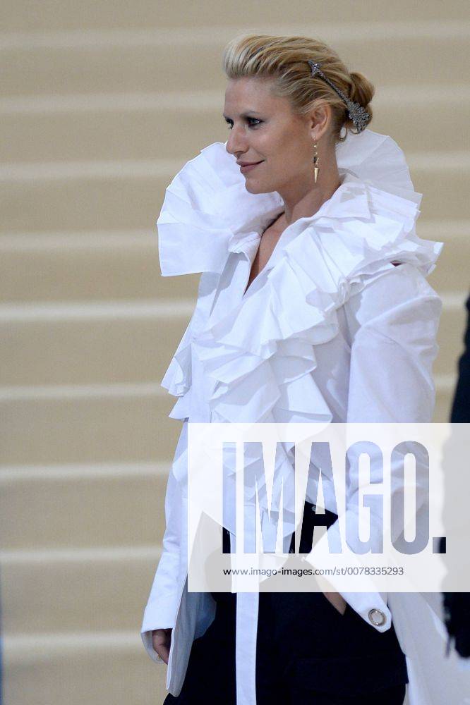 Arriving at the Rei Kawakubo Comme des Garcons: Art Of The In-Between Costume Institute Gala at the Metropolitan Museum of Art Claire Danes New York United States 513444