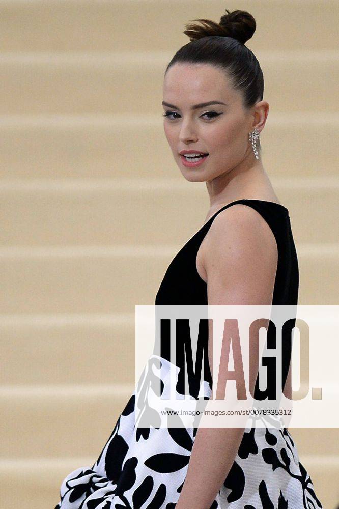 Arriving at the Rei Kawakubo Comme des Garcons: Art Of The In-Between Costume Institute Gala at the Metropolitan Museum of Art Daisy Ridley New York United States 513444