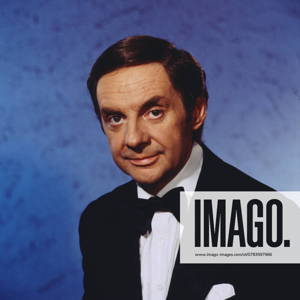 TONIGHT HARALD Tonight: Harald - ZDF Show, 1984, im Ballsaal des Interconti Berlin, Harald Juhnke stellt sich in seiner Show als Entertainer vor - hier ein Studio-Portrait von Harald Juhnke., Berlin Deutschland