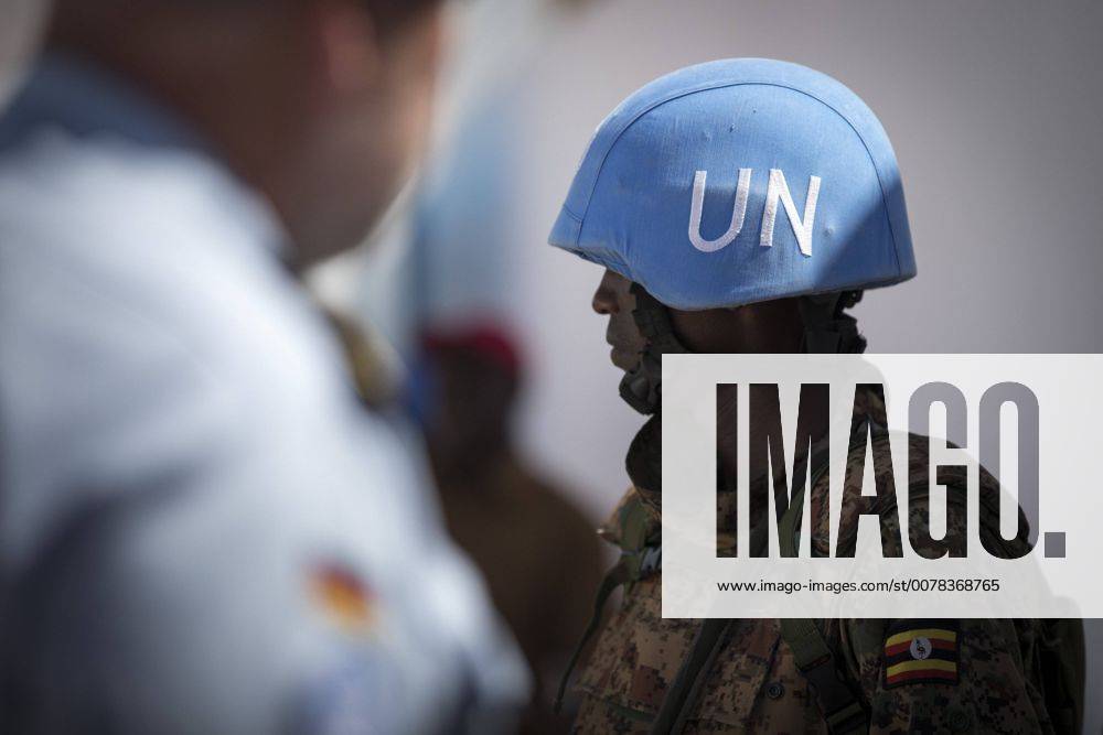Ein Blauhelm-Soldat steht auf dem gesicherten Aussenbereich des Flughafen von Mogadischu. 01.05.2017, Mogadischu. Mogadischu Somalia