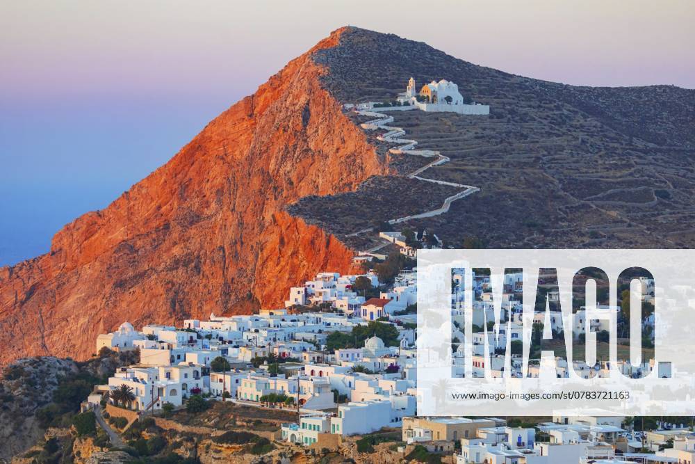 Blick auf das Dorf Chora, Chora, Insel Folegandros, Kykladeninseln, Griechenland, Europa View of the of Chora village, Chora, Folegandros Island, Cyclades Islands, Greece, Europe