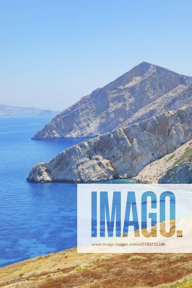 Blick auf die Küste der Insel Folegandros mit ihren bunten Felsen, Chora, Insel Folegandros, Kykladeninseln, Griechenland, Europa View of Folegandros Island multicolored rocks coastline, Chora, Folegandros Island, Cyclades Islands, Greece, Europe