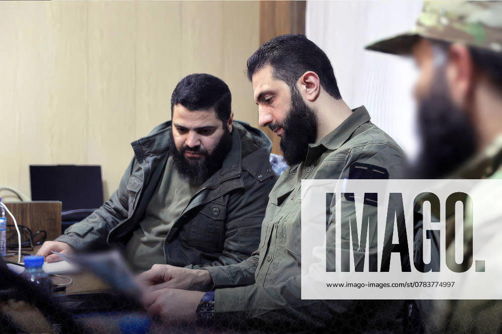 Syrien, Milizenführer al-Dscholani in Damaskus Abu Mohammed al-Jolani Leader Of Syrian Insurgents HTS HTS (Hayaat Tahrir Al Sham) leader Ahmed Al-Shara, also known as Abu Muhammad Al-Jolani (center), commander in the operations department of the Syrian armed opposition seen leading the Military Operations Management, checking operations in the North of Syria, ten days before his troops enter the capital and the overthrow of Bashar Al-Assad, in northern Syria, on November 28, 2024. Photo by Balkis Press ABACAPRESS.COM
