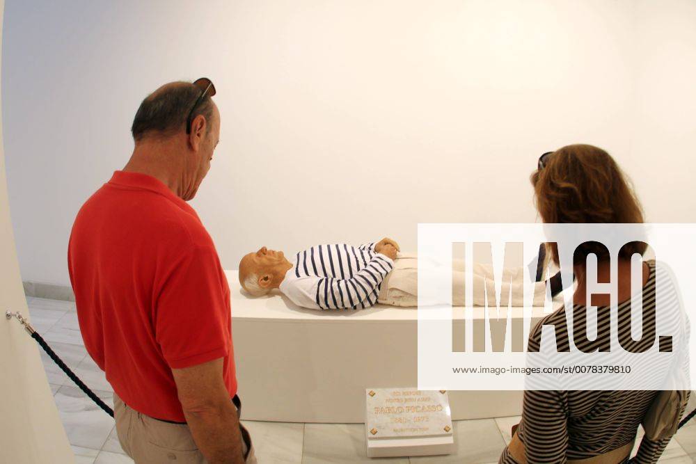 The artist Eugenio Merino wanted to respect scrupulously the height of 1.64 meters that Picasso had, shaped his head with all the photos of the artist he had and accompanied the body of a plate in Carrara marble with the inscription Here rests Pablo Picasso - ZUMAc161 20170504_zap_c161_001