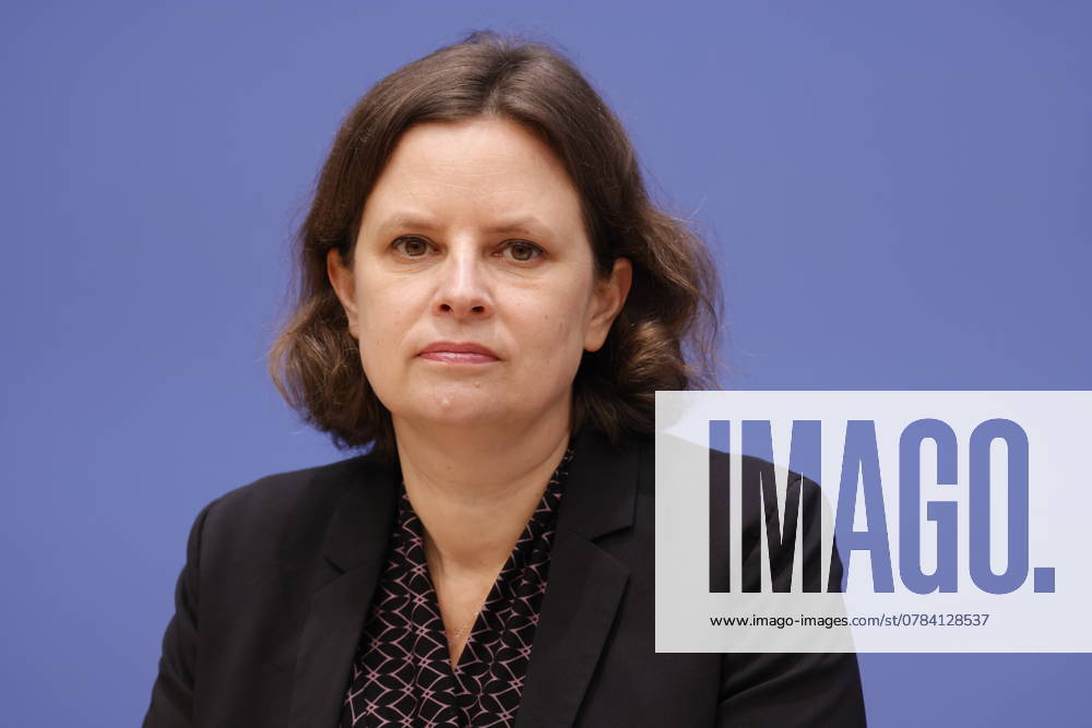State Secretary Juliane Seifert, Federal Ministry of the Interior, Germany, Berlin, Federal Press Conference, Topic