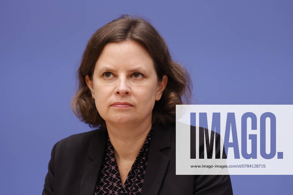 State Secretary Juliane Seifert, Federal Ministry of the Interior, Germany, Berlin, Federal Press Conference, Topic