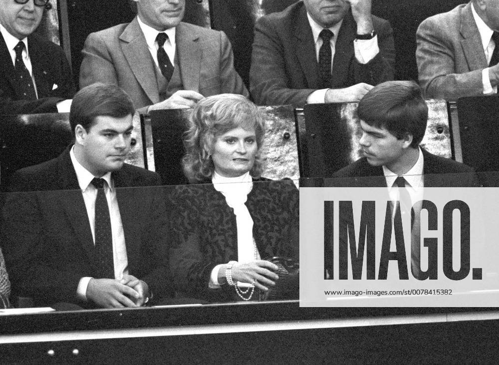 Hannelore Kohl, Ehefrau von Bundeskanzler Helmut Kohl, CDU, mit ihren Soehnen Walter (links) und Peter (rechts) auf der Zuschauertribuehne des Deutschen Bundestages beim Mißtrauensvotum in Bonn am 01.10.1982. Bonn Deutschland